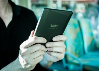 Gli italiani in treno scelgono la lettura come intrattenimento preferito. Cosa leggono?