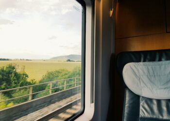 Sfida Verde: il Treno verso una Mobilità Sostenibile, l’UE alla ricerca di equilibrio tra Voli e Ferrovie