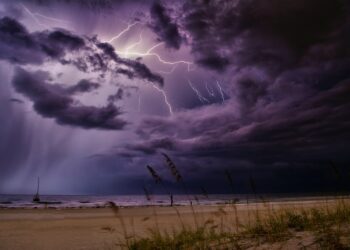 Vacanze estive in Italia: come affrontare incendi e maltempo – Consigli di Altroconsumo