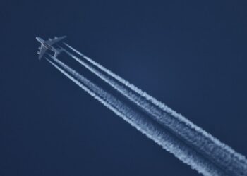 Nuova partnership per ridurre le scie di condensazione negli aerei