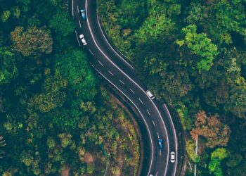 Auto in movimento che producono energia. Rivoluzione Sostenibile sulle autostrade Italiane