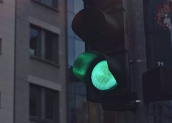 Semafori intelligenti dirigeranno il traffico e avranno un quarto colore