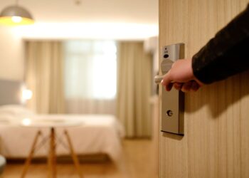 Sicurezza in hotel: oggi basta uno smartphone per aprire la porta delle camere