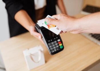 Guida alla carta aziendale per dipendenti: carta di credito o prepagata?