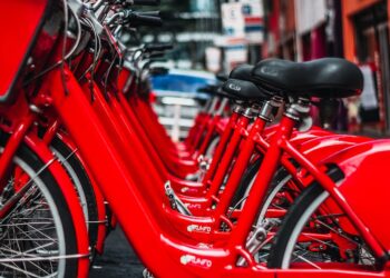 Mobilità condivisa in Italia: cresce il bike sharing, calano i monopattini