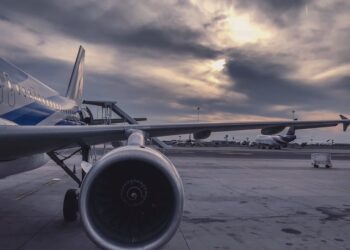 Volare costa caro, guadagnare quasi nulla: perché le compagnie aeree vivono di margini minimi