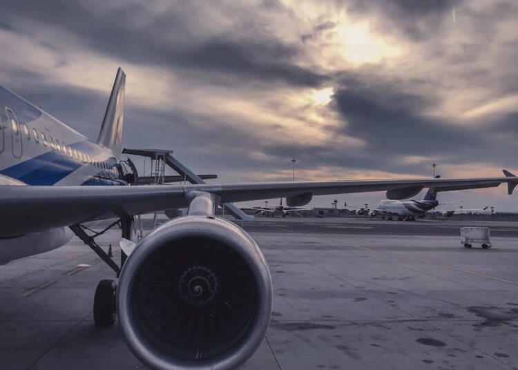 Volare costa caro, guadagnare quasi nulla: perché le compagnie aeree vivono di margini minimi