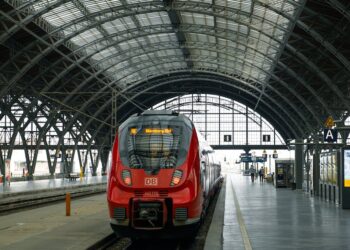 Un biglietto unico per attraversare l’Europa in treno: la proposta della Commissione che cambia il trasporto ferroviario